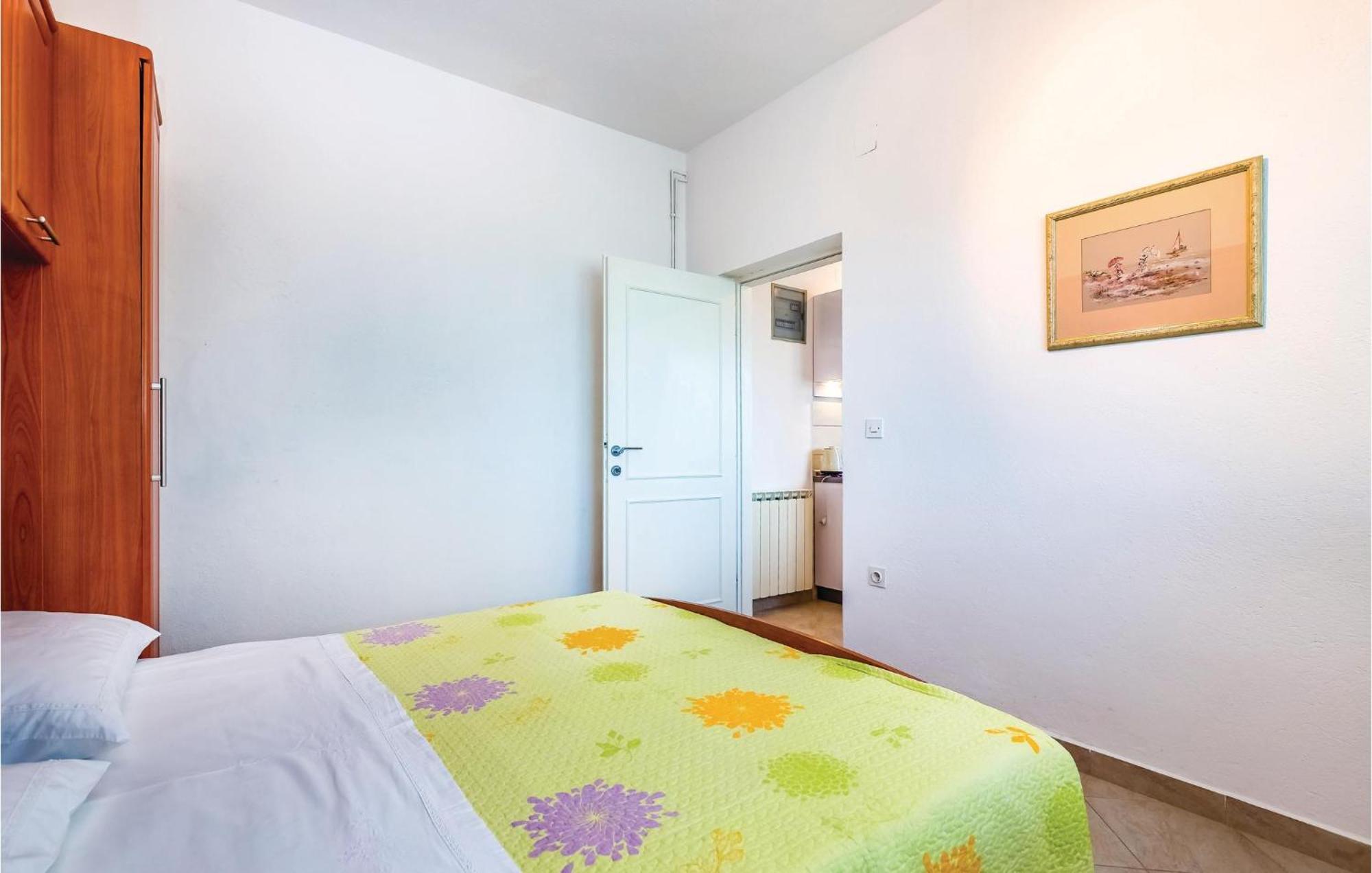 1 Bedroom Awesome Apartment In Супетарська Драґа Екстер'єр фото