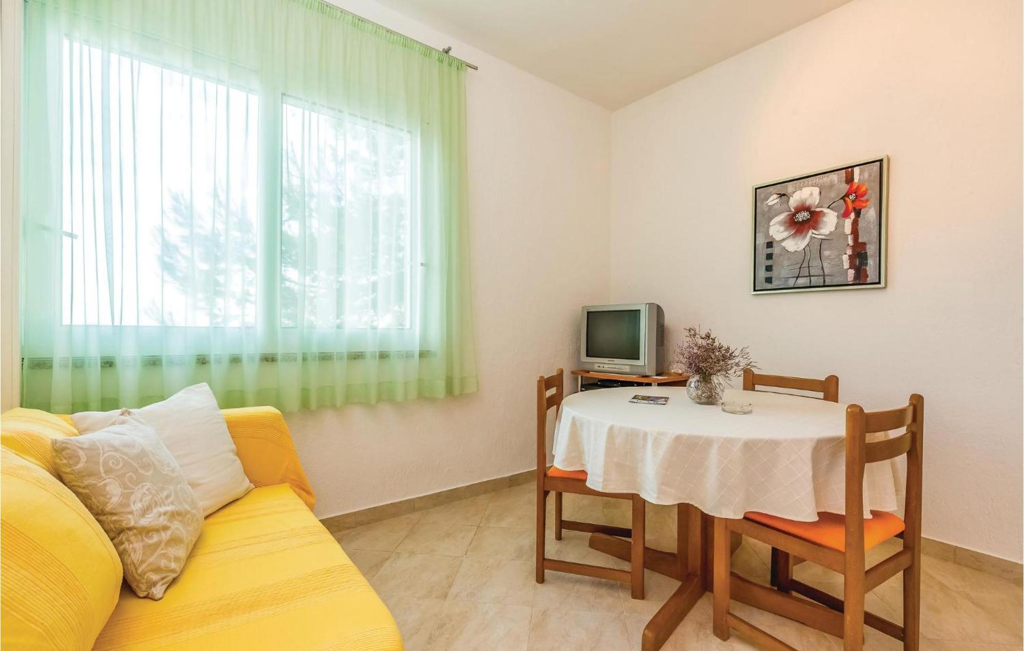 1 Bedroom Awesome Apartment In Супетарська Драґа Екстер'єр фото